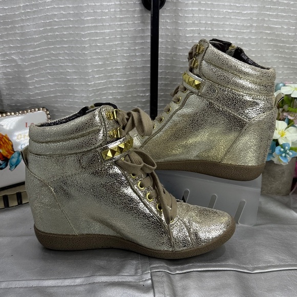 (R5)Steve Madden Gold Huston Vinta High-Top Wedge Sneakers with Metallic Studs,8 - Picture 2 of 11